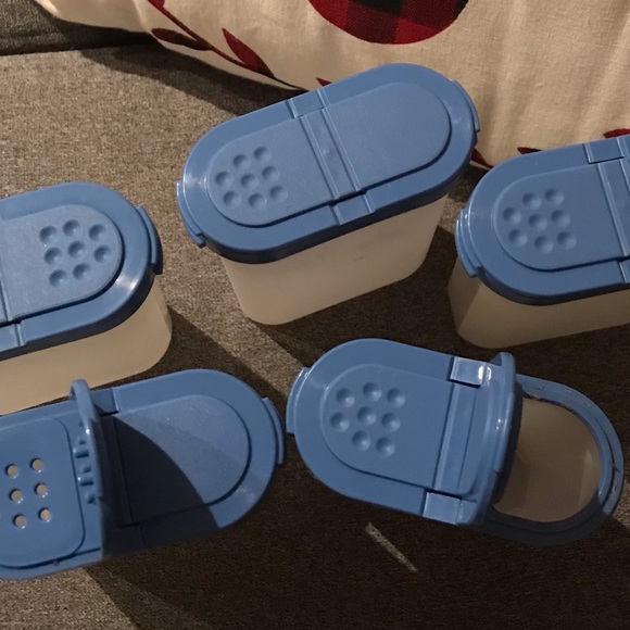 Vintage Lot of Tupperware 5 Blue Modular Mates Spice Shakers - Picture 4 of 4